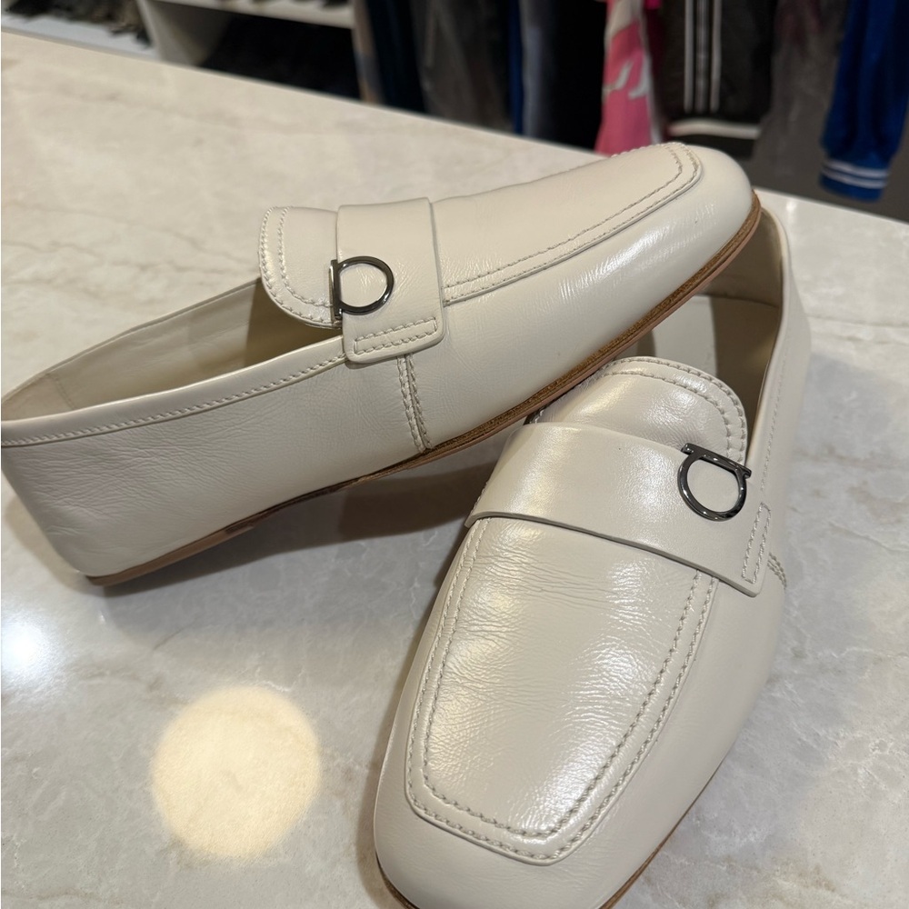Ferragamo Off-White man Gancini Ornament Loafers with silver buckle size 8,5 New